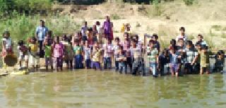 Children tied bund: | मुलांनी बांधला बंधारा :