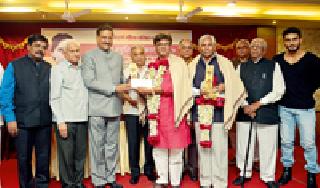 Smita Patil's memory was found in Azarmar | स्मिता पाटील यांच्या स्मृती अजरामर