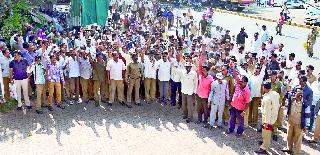 ST employees down on the street | एसटी कर्मचारी उतरले रस्त्यावर ST employees down on the street | एसटी कर्मचारी उतरले रस्त्यावर