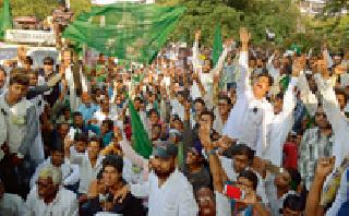 On Wednesday, Dalits, Muslim and Pardhi community members, along with 14 front casts attacked the Legislative Assembly. | बुधवारी दलित, मुस्लिम व पारधी समाज बांधवांसह एकूण १४ मोर्चांनी विधानभवनावर धडक दिली. On Wednesday, Dalits, Muslim and Pardhi community members, along with 14 front casts attacked the Legislative Assembly. | बुधवारी दलित, मुस्लिम व पारधी समाज बांधवांसह एकूण १४ मोर्चांनी विधानभवनावर धडक दिली.