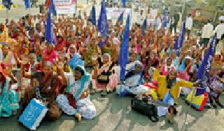 Give Rs. 5400 per month to the dependents | निराधारांना ५४०० रुपये महिना द्या Give Rs. 5400 per month to the dependents | निराधारांना ५४०० रुपये महिना द्या