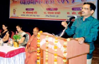 If you cherish Savitribai's karmas, you will get honor | सावित्रीबाईचे कर्तृत्व आत्मसात केल्यास आत्मसन्मान मिळेल