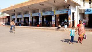 Festers stopped due to the strike | संपामुळे लोकवाहिनी थांबली