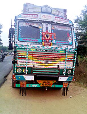 Studded truck crushed the old man | भरधाव ट्रकने वृद्धेला चिरडले