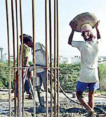 Provide insurance protection to construction workers | बांधकाम कामगारांना विमा सुरक्षा द्या