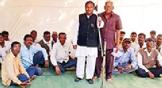 Lakhs of rupees to protect farmers against the money | लाखांदुरात पैसेवारी विरोधात शेतकऱ्यांचे धरणे Lakhs of rupees to protect farmers against the money | लाखांदुरात पैसेवारी विरोधात शेतकऱ्यांचे धरणे