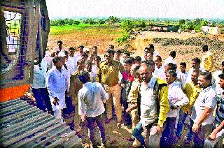 Both of JCB Pettivanan are burnt | जेसीबी पेटविताना दोघे भाजले