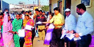 Check for 241 families to build toilets | शौचालय बांधण्यासाठी २४१ कुटुंबांना धनादेश Check for 241 families to build toilets | शौचालय बांधण्यासाठी २४१ कुटुंबांना धनादेश