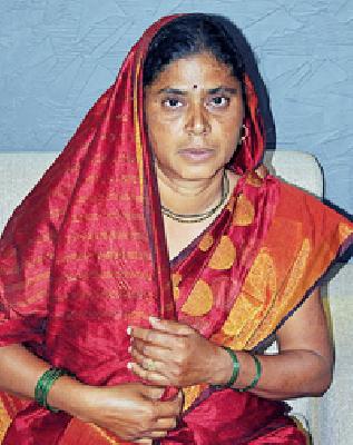 The wandering for the justice of the son of Annabhau | अण्णाभाऊ साठेंच्या नातसुनेची न्यायासाठी भटकंती