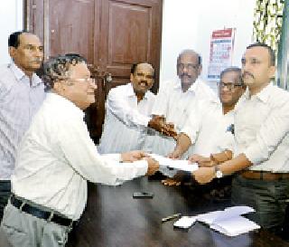 The protest resolution taken by the reporters | पत्रकारांनी घेतला निषेधाचा ठराव