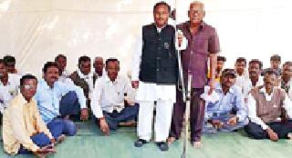 Lakhs of rupees to protect farmers against the money | लाखांदुरात पैसेवारी विरोधात शेतकऱ्यांचे धरणे