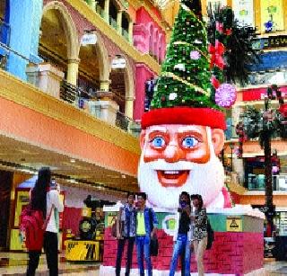 The brightest market for Santa's welcome | सांताच्या स्वागतासाठी सजला बाजार