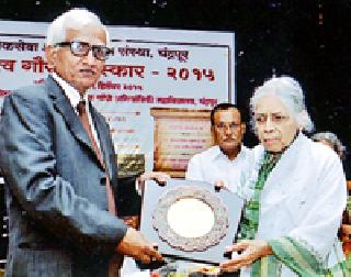 Distribution of Mother's Gaurav Award by Public Service and Development Organization | लोकसेवा आणि विकास संस्थेतर्फे मातृत्व गौरव पुरस्काराचे वितरण Distribution of Mother's Gaurav Award by Public Service and Development Organization | लोकसेवा आणि विकास संस्थेतर्फे मातृत्व गौरव पुरस्काराचे वितरण