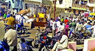 Manpower divisional officer assault | मनपा विभागीय अधिकाऱ्याला मारहाण Manpower divisional officer assault | मनपा विभागीय अधिकाऱ्याला मारहाण