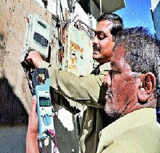 Twenty-two power cuts in cities | शहरात वीजचोर वाढले दुपटीने