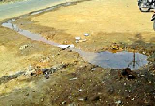 Liquidation caused hundreds of liter water wastage | लिकेजमुळे शेकडो लिटर पाण्याचा अपव्यय