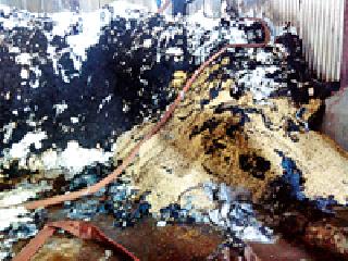 Burning jeans burned the tails on 150 | मोहता जीनमध्ये आग १५० वर गाठी जळाल्या