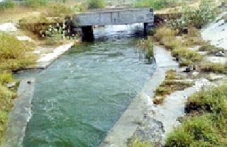 Navargaon dam water from Nirguda directly into the Wardha River | नवरगाव धरणाचे पाणी निर्गुडेतून थेट वर्धा नदीत Navargaon dam water from Nirguda directly into the Wardha River | नवरगाव धरणाचे पाणी निर्गुडेतून थेट वर्धा नदीत