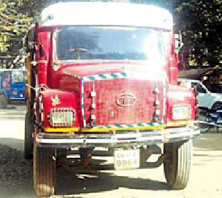 The severed feet of the seized trunk | जप्त केलेल्या ट्रकलाही फुटले पाय