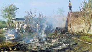 Two houses in the cylinder blast | सिलिंडरच्या स्फोटात दोन घरे खाक