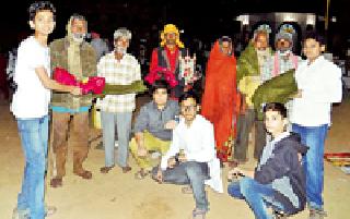 He gave up on the hopelessness of his heart | निराश्रितांना दिली त्यांनी मायेची ऊब