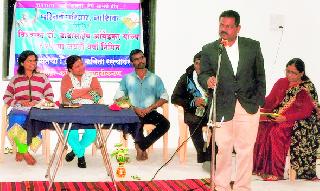 False contempt for women remains still | स्त्रियांचा अनादर करणाऱ्या कुप्रथा अद्यापही कायम