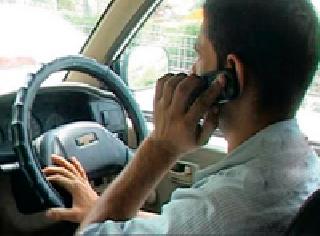 Mobile is used by the driver in a running bus | धावत्या बसमध्ये चालक वापरतात मोबाईल Mobile is used by the driver in a running bus | धावत्या बसमध्ये चालक वापरतात मोबाईल