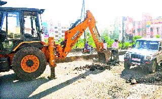 JCB revolves around those 'obstacles' | ‘त्या’ गतिरोधकांवर फिरला जेसीबी JCB revolves around those 'obstacles' | ‘त्या’ गतिरोधकांवर फिरला जेसीबी