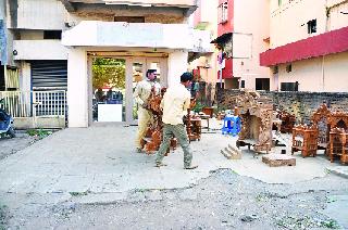 Defecation of furniture shops deleted | फर्निचर दुकानांचे अतिक्रमण हटविले Defecation of furniture shops deleted | फर्निचर दुकानांचे अतिक्रमण हटविले
