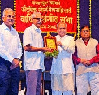 Artists next to the musical artist | वाद्य कारागीर पडद्यामागील कलाकार