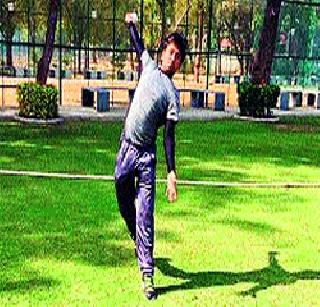 The unique art of bowling both hands in Pradeep | प्रदीपमध्ये दोन्ही हाताने गोलंदाजी करण्याची अनोखी कला