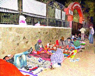 Ranges for the night of admission to the school | शाळा प्रवेशासाठी रात्रीच लागल्या रांगा Ranges for the night of admission to the school | शाळा प्रवेशासाठी रात्रीच लागल्या रांगा