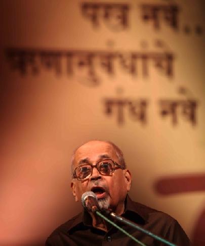 Veteran poet Mangesh Padgaonkar Kalwash | ज्येष्ठ कवी मंगेश पाडगावकर कालवश