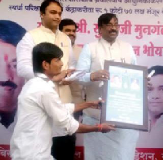 Finding the way to success is through hard work and hard work | मेहनत व परिश्रमातून यशाचा मार्ग सापडतो