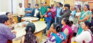 Stuck in the mayor's room | महापौरांच्या दालनात ठिय्या Stuck in the mayor's room | महापौरांच्या दालनात ठिय्या