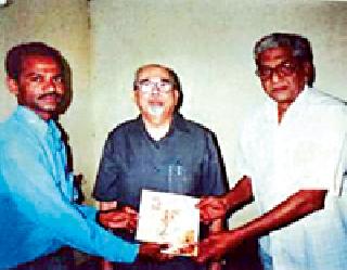 Mangesh Padgaonkar had a rainy day | मंगेश पाडगावकरांनी बरसविल्या होत्या काव्यधारा