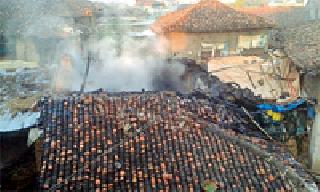 Fire to slum dwellers | झोपडपट्टीतील घरांना आग Fire to slum dwellers | झोपडपट्टीतील घरांना आग