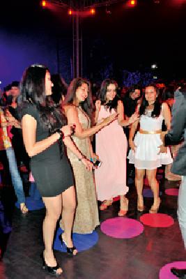 The restaurant grew densely | रेस्टॉरंट गर्दीने फुलले