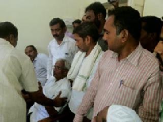 Those 'drunk' workers need suspension | ‘त्या’ मद्यधुंद कर्मचाऱ्यांचे निलंबन हवे Those 'drunk' workers need suspension | ‘त्या’ मद्यधुंद कर्मचाऱ्यांचे निलंबन हवे