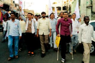 Farmers, laborers on the road | शेतकरी, शेतमजूर रस्त्यावर