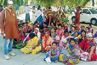 Pay one lakh rupees to each of the affected families | नुकसानग्रस्त कुटुंबांना प्रत्येकी एक लाख रूपये भरपाई द्या Pay one lakh rupees to each of the affected families | नुकसानग्रस्त कुटुंबांना प्रत्येकी एक लाख रूपये भरपाई द्या