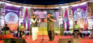 Saregupam Fame Dnyaneshwar Meshram and Aniruddha Joshi won the Amravatikar | सारेगमप फेम ज्ञानेश्वर मेश्राम व अनिरुद्ध जोशीने अमरावतीकरांना जिंकले Saregupam Fame Dnyaneshwar Meshram and Aniruddha Joshi won the Amravatikar | सारेगमप फेम ज्ञानेश्वर मेश्राम व अनिरुद्ध जोशीने अमरावतीकरांना जिंकले