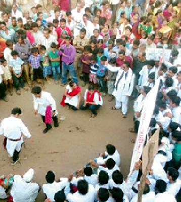 The city cleanliness and scenes are a great start for the festival | नगर स्वच्छता व देखाव्यांनी महोत्सवाची दमदार सुरुवात