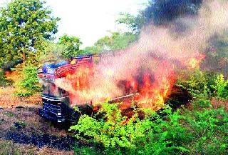 Pickett truck sticks incense container | पांगरीत ट्रक तर दोडीत कंटेनर पेटला