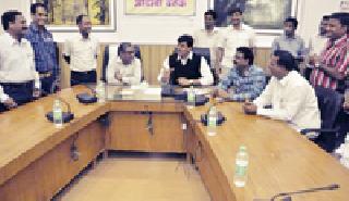 Marathon meeting at Ravi Rana's collectorate office | रवी राणा यांची जिल्हाधिकारी कार्यालयात मॅराथॉन बैठक