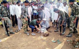 With the initiative of the police, the market started in the cottage market | पोलिसांच्या पुढाकाराने कटेझरीत बाजार सुरू With the initiative of the police, the market started in the cottage market | पोलिसांच्या पुढाकाराने कटेझरीत बाजार सुरू