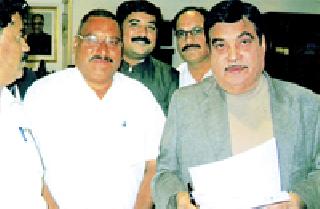 Nitin Gadkari is appointed for appointment as Art, Sports teacher | कला, क्रीडा शिक्षक नियुक्तीकरिता नितीन गडकरी यांना साकडे Nitin Gadkari is appointed for appointment as Art, Sports teacher | कला, क्रीडा शिक्षक नियुक्तीकरिता नितीन गडकरी यांना साकडे