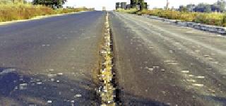 Wani-Baghugus four-storied cement road stays in a short span | वणी-घुग्गुस चौपदरी सिमेंट रस्त्याला अल्पावधीतच तडे Wani-Baghugus four-storied cement road stays in a short span | वणी-घुग्गुस चौपदरी सिमेंट रस्त्याला अल्पावधीतच तडे