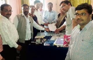 Remove pending teachers' demands | शिक्षकांच्या प्रलंबित मागण्या निकाली काढा Remove pending teachers' demands | शिक्षकांच्या प्रलंबित मागण्या निकाली काढा