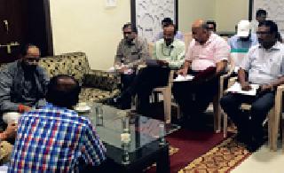 Do water works on shovel and pond | जलयुक्त शिवार व तलावाची कामे युद्धपातळीवर करा Do water works on shovel and pond | जलयुक्त शिवार व तलावाची कामे युद्धपातळीवर करा